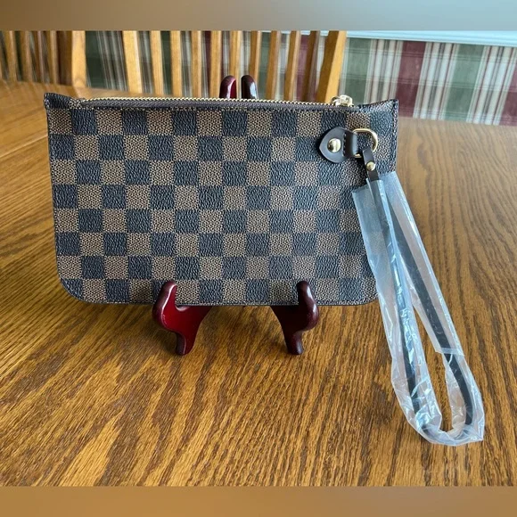 Fashion Checkered Brown Clutch / wristlet - NWOT - made of quality material . - Picture 10 of 12